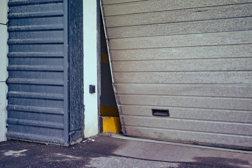 Who in La Mesa installs top-of-the-line garage doors